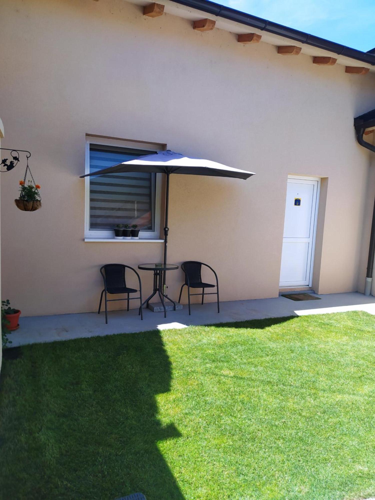 Lotus House Apartamento Zrenjanin Exterior foto